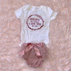 Like NEW! Worn once for photos! Size 3 months fit 0-3months